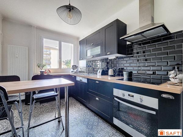 T4 traversant, lumineux,cuisine indépendante, 2 chambres.