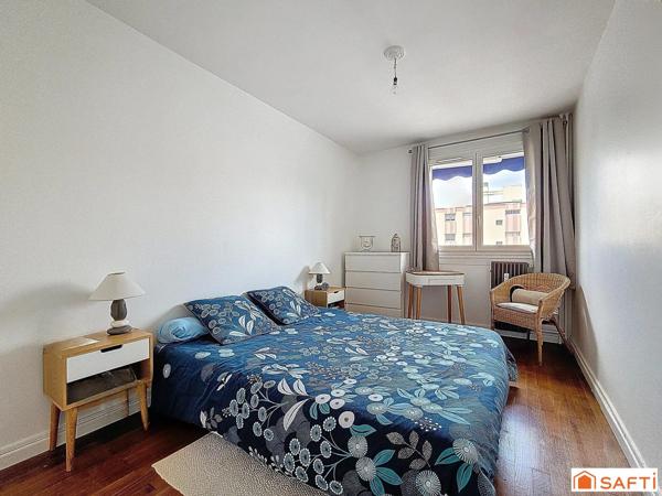 T4 traversant, lumineux,cuisine indépendante, 2 chambres.