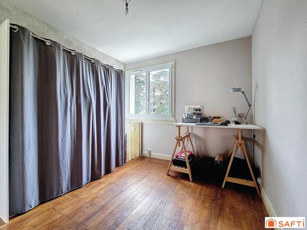 T4 traversant, lumineux,cuisine indépendante, 2 chambres.