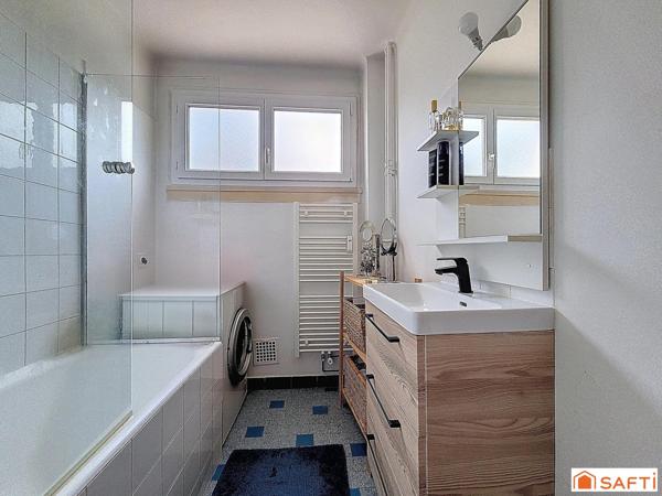 T4 traversant, lumineux,cuisine indépendante, 2 chambres.