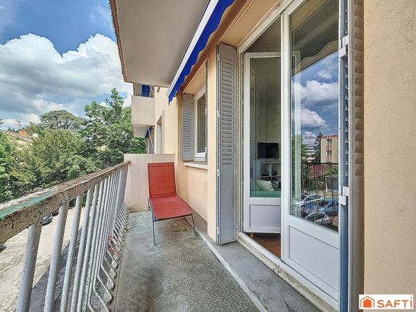 T4 traversant, lumineux,cuisine indépendante, 2 chambres.