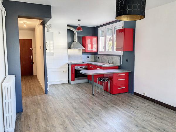 A vendre Angers Belle Beille,proche universités, appartement type 3 entièrement rénové à 3 minutes à pieds du tramwy, 2 chambres, cuisine ouverte aménagée équipée, cave, chauffage individuel.