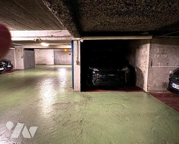 NEUILLY SUR SEINE - RUE MICHELIS - BOX A VENDRE - 