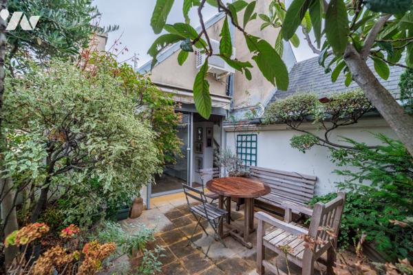 Au cœur du Marais, duplex baigné de lumière au dernier étage avec terrasse sur les toits de Paris.