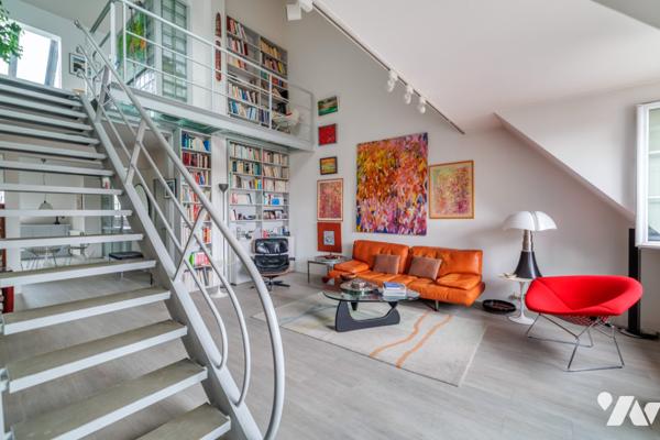 Au cœur du Marais, duplex baigné de lumière au dernier étage avec terrasse sur les toits de Paris.