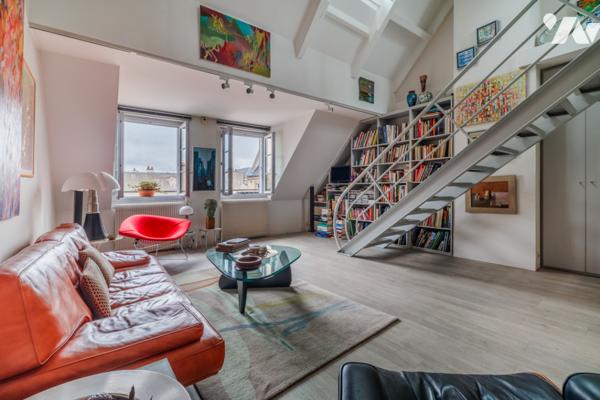 Au cœur du Marais, duplex baigné de lumière au dernier étage avec terrasse sur les toits de Paris.