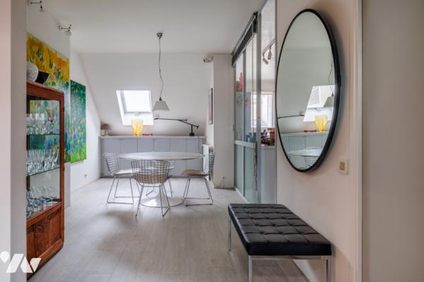 Au cœur du Marais, duplex baigné de lumière au dernier étage avec terrasse sur les toits de Paris.