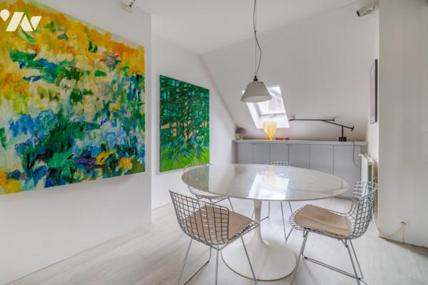 Au cœur du Marais, duplex baigné de lumière au dernier étage avec terrasse sur les toits de Paris.