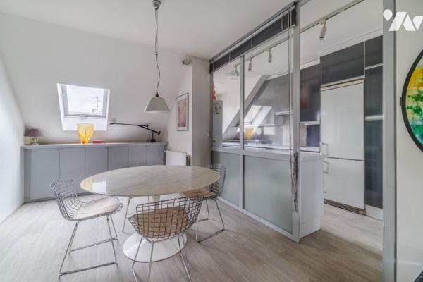 Au cœur du Marais, duplex baigné de lumière au dernier étage avec terrasse sur les toits de Paris.