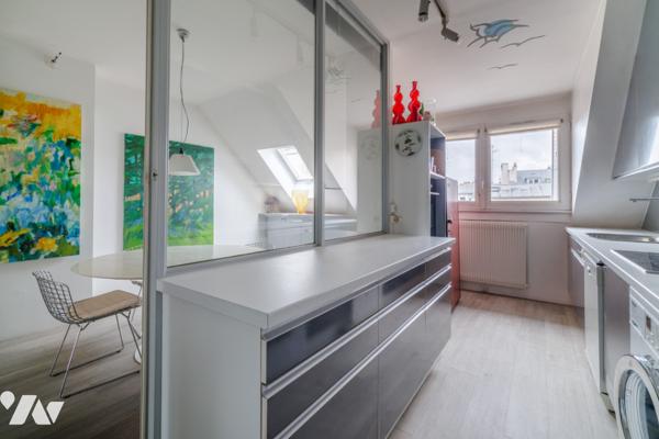 Au cœur du Marais, duplex baigné de lumière au dernier étage avec terrasse sur les toits de Paris.