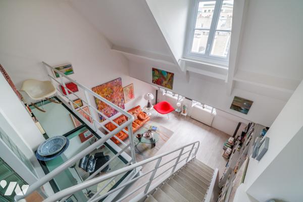 Au cœur du Marais, duplex baigné de lumière au dernier étage avec terrasse sur les toits de Paris.