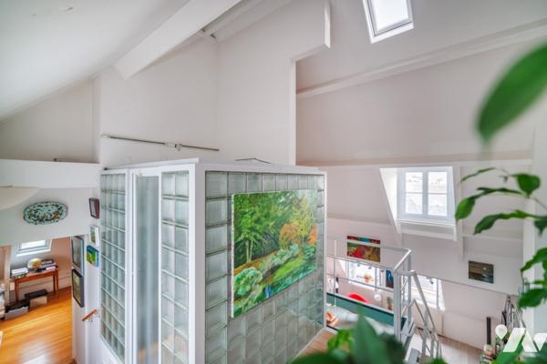 Au cœur du Marais, duplex baigné de lumière au dernier étage avec terrasse sur les toits de Paris.