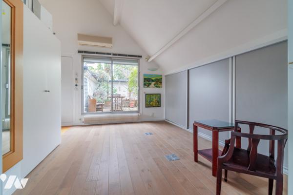 Au cœur du Marais, duplex baigné de lumière au dernier étage avec terrasse sur les toits de Paris.