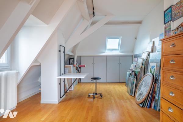 Au cœur du Marais, duplex baigné de lumière au dernier étage avec terrasse sur les toits de Paris.