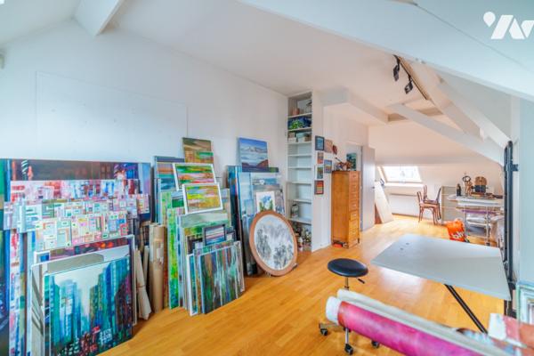 Au cœur du Marais, duplex baigné de lumière au dernier étage avec terrasse sur les toits de Paris.