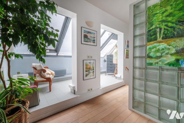 Au cœur du Marais, duplex baigné de lumière au dernier étage avec terrasse sur les toits de Paris.
