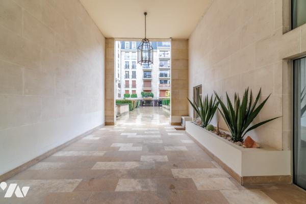 Au cœur du Marais, duplex baigné de lumière au dernier étage avec terrasse sur les toits de Paris.