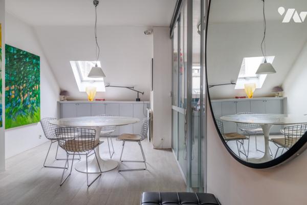 Au cœur du Marais, duplex baigné de lumière au dernier étage avec terrasse sur les toits de Paris.