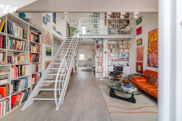 Au cœur du Marais, duplex baigné de lumière au dernier étage avec terrasse sur les toits de Paris.