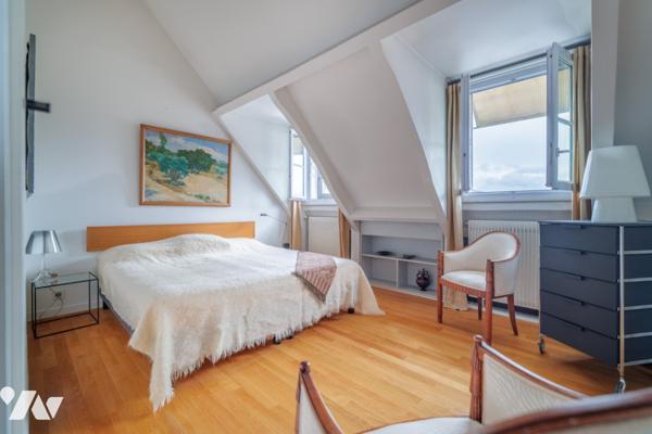 Au cœur du Marais, duplex baigné de lumière au dernier étage avec terrasse sur les toits de Paris.