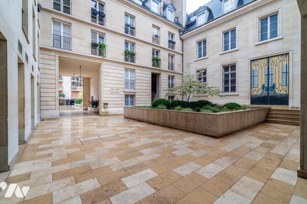 Au cœur du Marais, duplex baigné de lumière au dernier étage avec terrasse sur les toits de Paris.