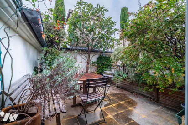 Au cœur du Marais, duplex baigné de lumière au dernier étage avec terrasse sur les toits de Paris.
