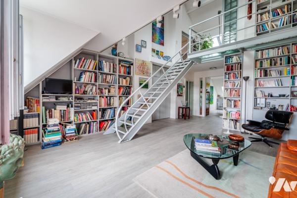 Au cœur du Marais, duplex baigné de lumière au dernier étage avec terrasse sur les toits de Paris.