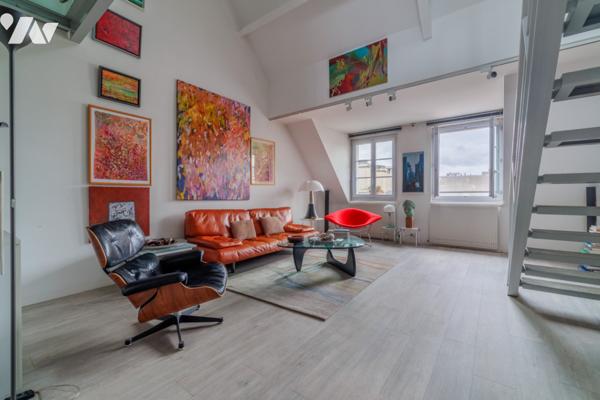 Au cœur du Marais, duplex baigné de lumière au dernier étage avec terrasse sur les toits de Paris.