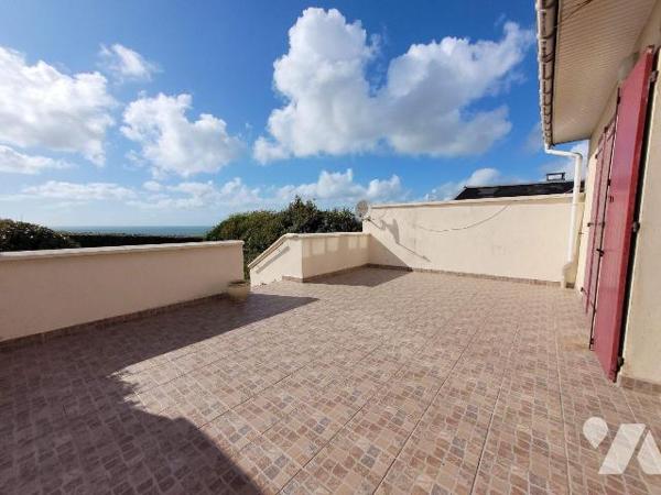 Emplacement privilégié pour cette maison semi mitoyenne située en front de mer !
A deux pas de...