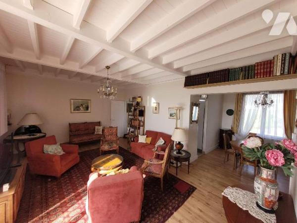 Emplacement privilégié pour cette maison semi mitoyenne située en front de mer !
A deux pas de...