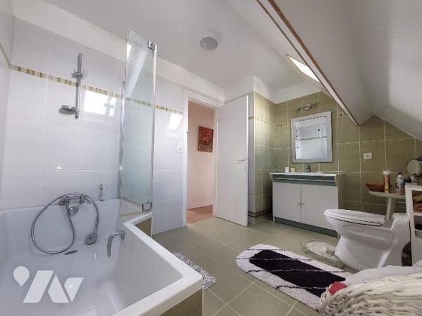 Emplacement privilégié pour cette maison semi mitoyenne située en front de mer !
A deux pas de...