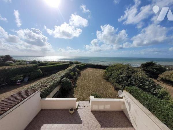 Emplacement privilégié pour cette maison semi mitoyenne située en front de mer !
A deux pas de...