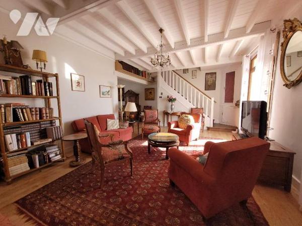 Emplacement privilégié pour cette maison semi mitoyenne située en front de mer !
A deux pas de...