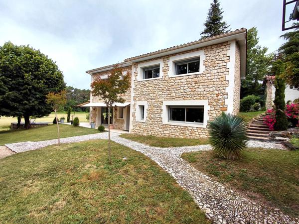 Magnifique maison avec 2 granges sur un terrain d'environ 8ha