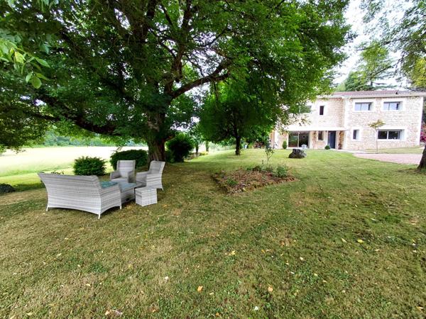 Magnifique maison avec 2 granges sur un terrain d'environ 8ha