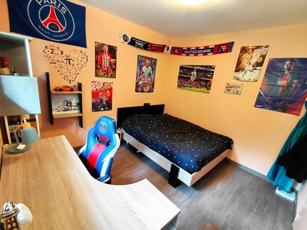 Magnifique maison avec 2 granges sur un terrain d'environ 8ha