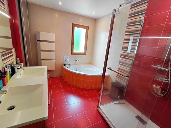 Magnifique maison avec 2 granges sur un terrain d'environ 8ha