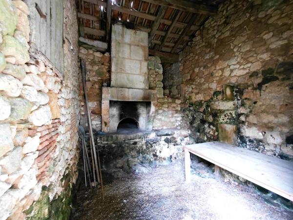 Magnifique maison avec 2 granges sur un terrain d'environ 8ha