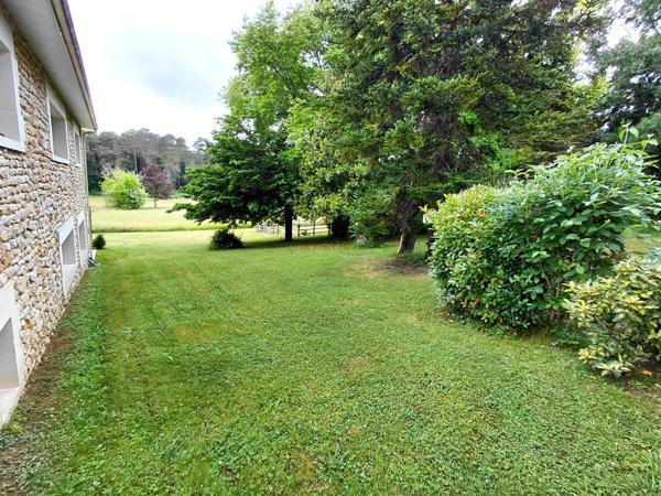 Magnifique maison avec 2 granges sur un terrain d'environ 8ha