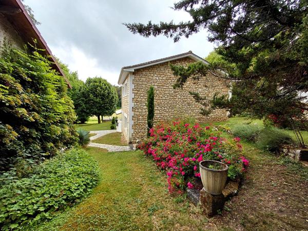 Magnifique maison avec 2 granges sur un terrain d'environ 8ha