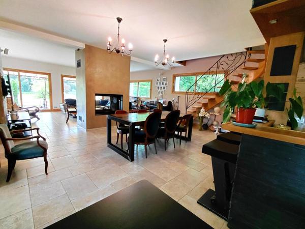 Magnifique maison avec 2 granges sur un terrain d'environ 8ha