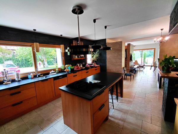 Magnifique maison avec 2 granges sur un terrain d'environ 8ha