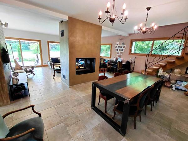 Magnifique maison avec 2 granges sur un terrain d'environ 8ha