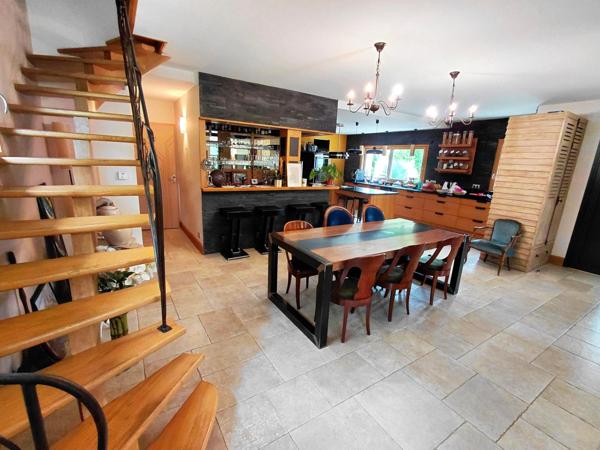 Magnifique maison avec 2 granges sur un terrain d'environ 8ha