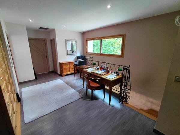 Magnifique maison avec 2 granges sur un terrain d'environ 8ha