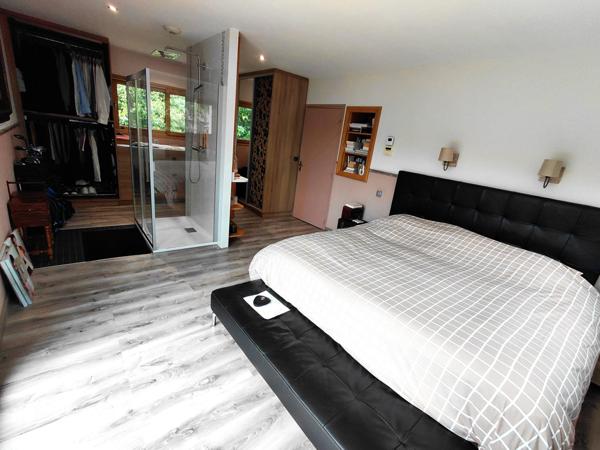 Magnifique maison avec 2 granges sur un terrain d'environ 8ha