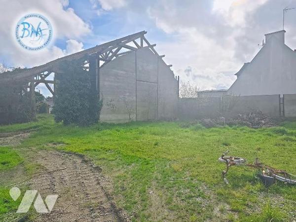 Authentique longère en pierre apparente, pleine de charme et offrant de très beaux volumes, idé...