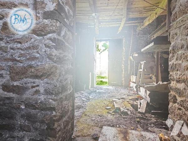 Authentique longère en pierre apparente, pleine de charme et offrant de très beaux volumes, idé...