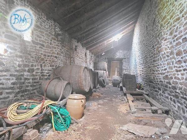 Authentique longère en pierre apparente, pleine de charme et offrant de très beaux volumes, idé...