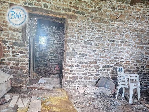 Authentique longère en pierre apparente, pleine de charme et offrant de très beaux volumes, idé...